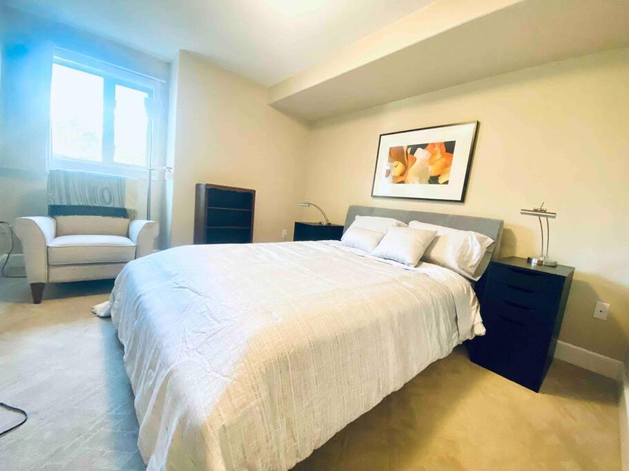 Amazing Location 2 Bedroom Minutes From Downtown Victoria Exteriör bild
