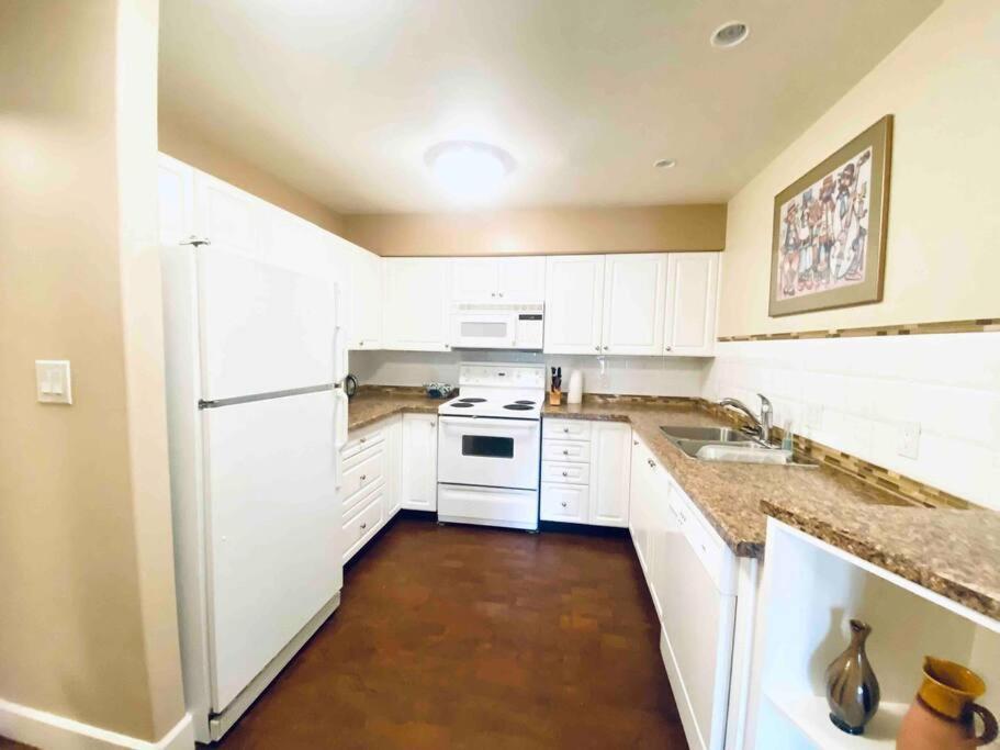 Amazing Location 2 Bedroom Minutes From Downtown Victoria Exteriör bild